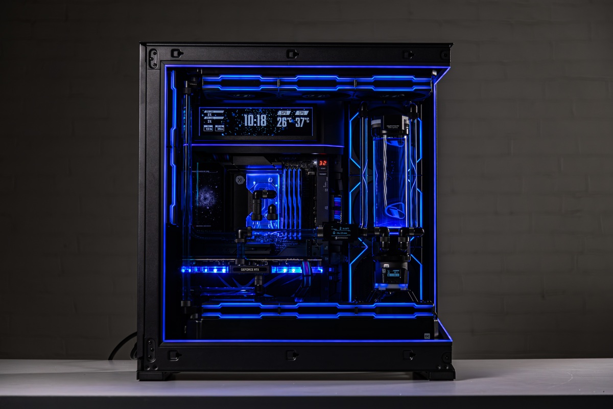 Phanteks NV9 — панорамный вид контура на жёстких акриловых трубках