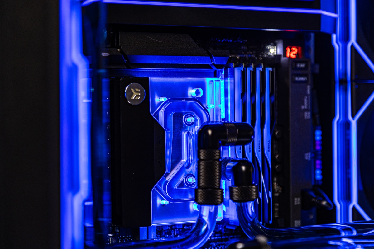 Водоблок процессора EK-Quantum Velocity² D-RGB и жёсткие трубки EKWB