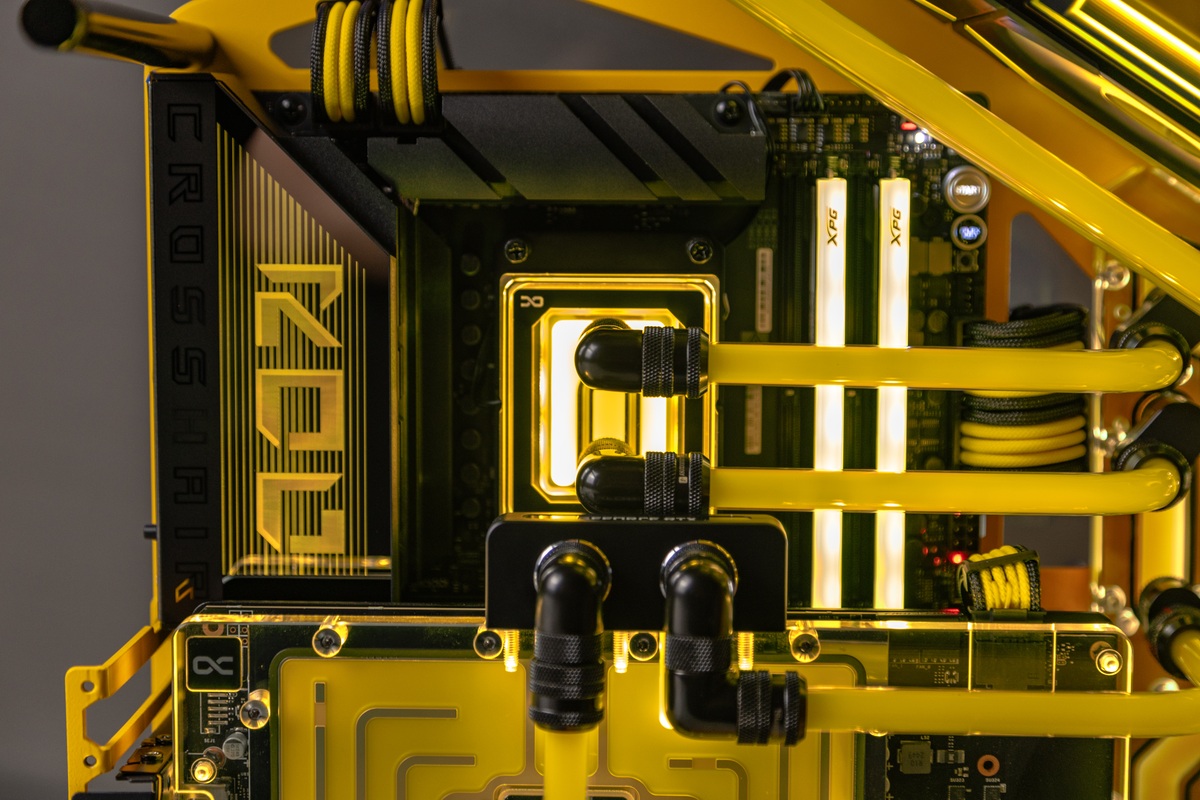 Внутренняя компоновка HYPERPC CYBER с EK-CryoFuel Yellow