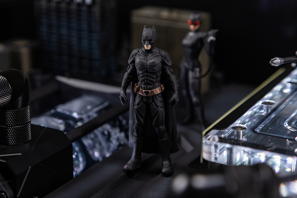 Фигуры персонажей вселенной Batman внутри компьютерного стола