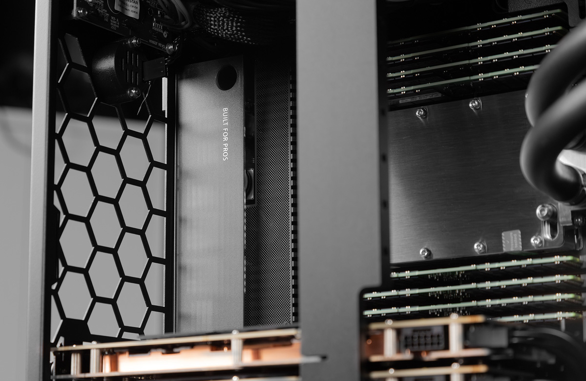 Кейс HYPERPC — вычислительное сердце: AMD EPYC и GPU на жидкостном охлаждении