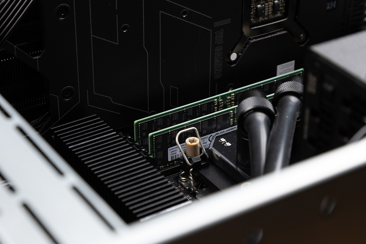 HYPERPC — вид тыловой части, интерфейсы подключений