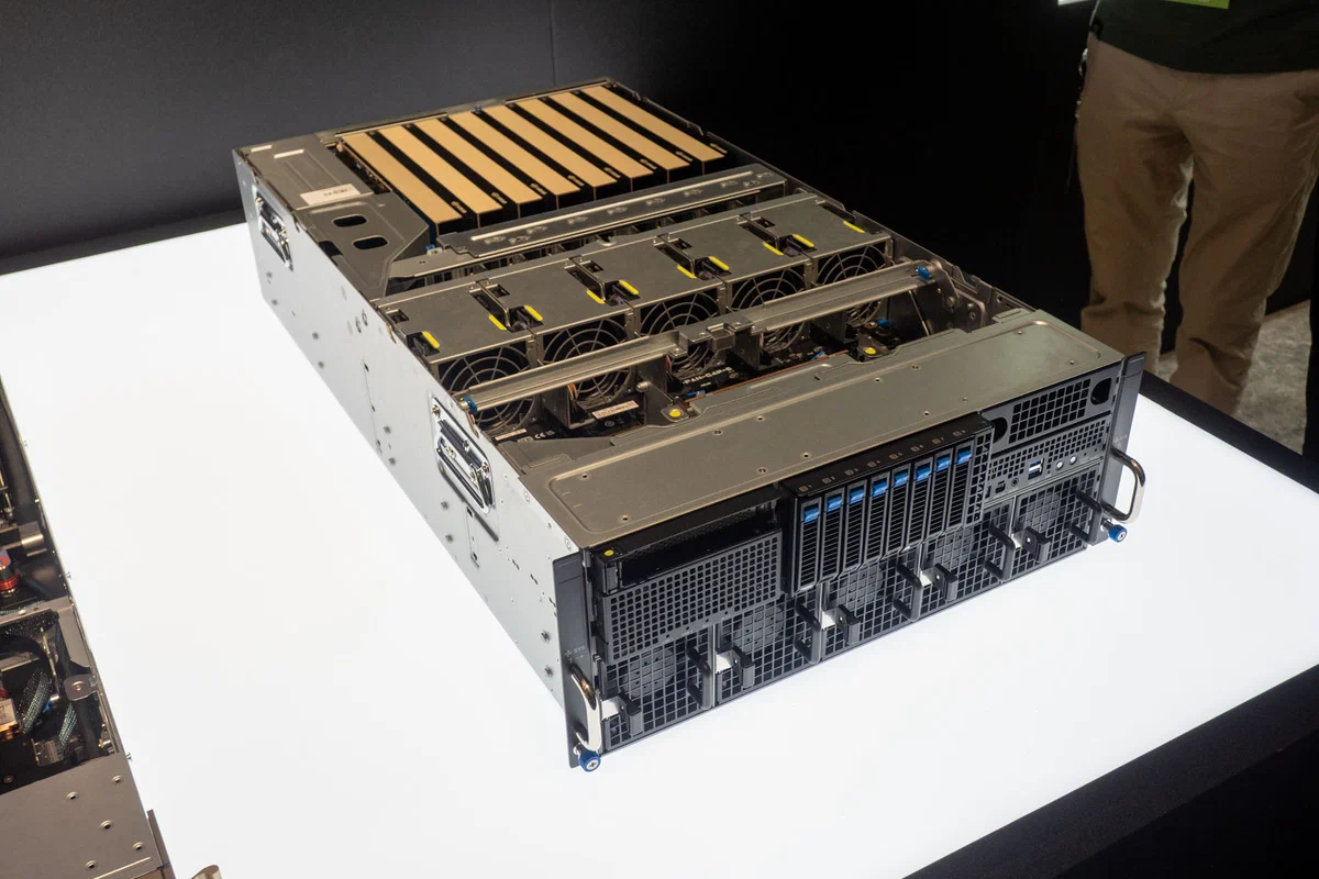 Сервер, оснащенный восемью графическими процессорами RTX PRO 6000 Blackwell Server Edition