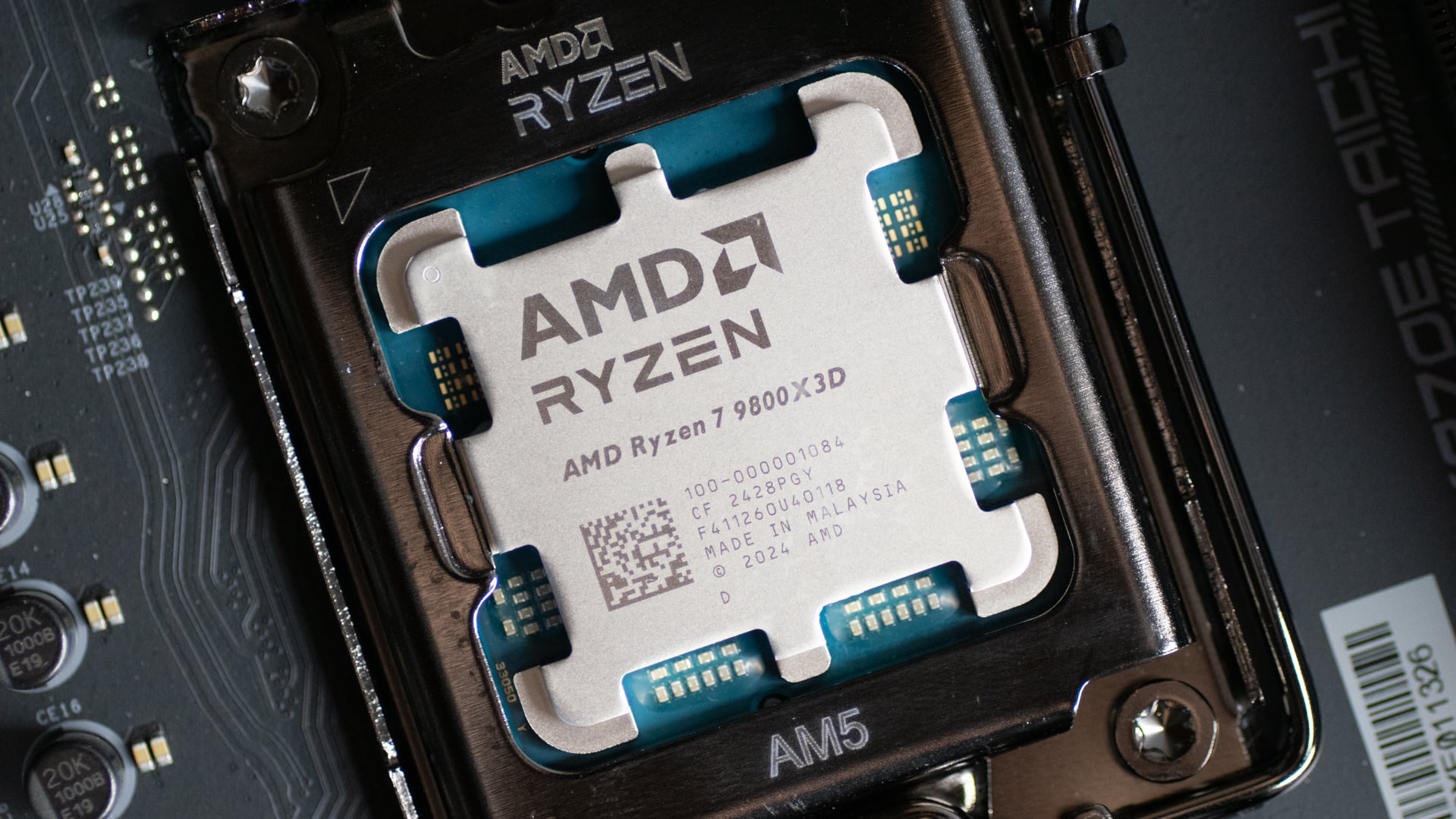 Процессор AMD Ryzen 7 9800X3D: изображение 1