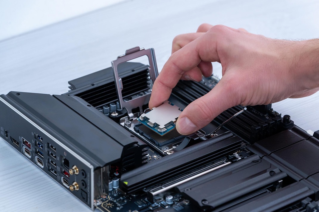 Установка процессора в сокет материнской платы