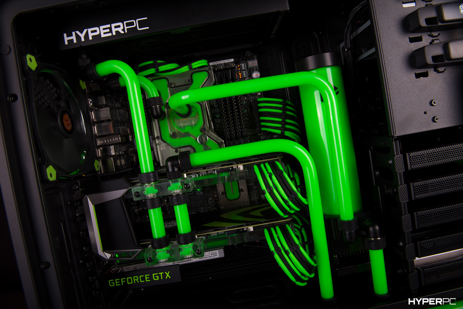 Кастомная система жидкостного охлаждения в корпусе HYPERPC