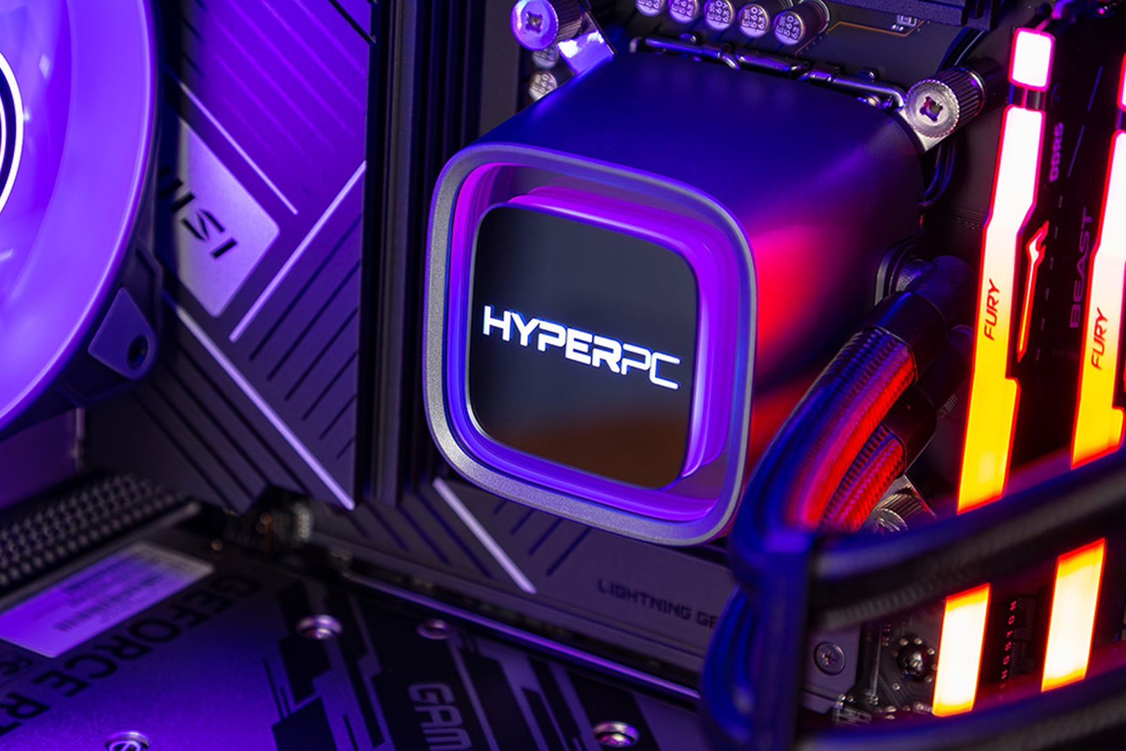 Оперативная память и водоблок системы охлаждения в игровом ПК HYPERPC