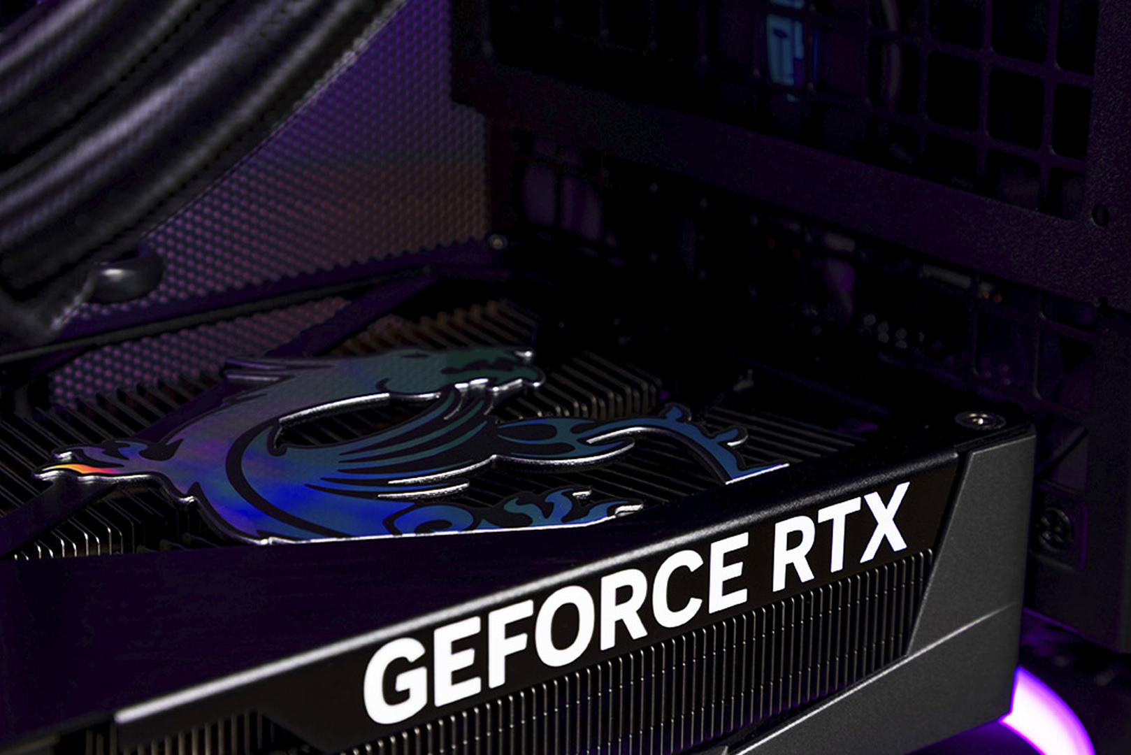 Видеокарта GeForce RTX внутри игрового компьютера HYPERPC