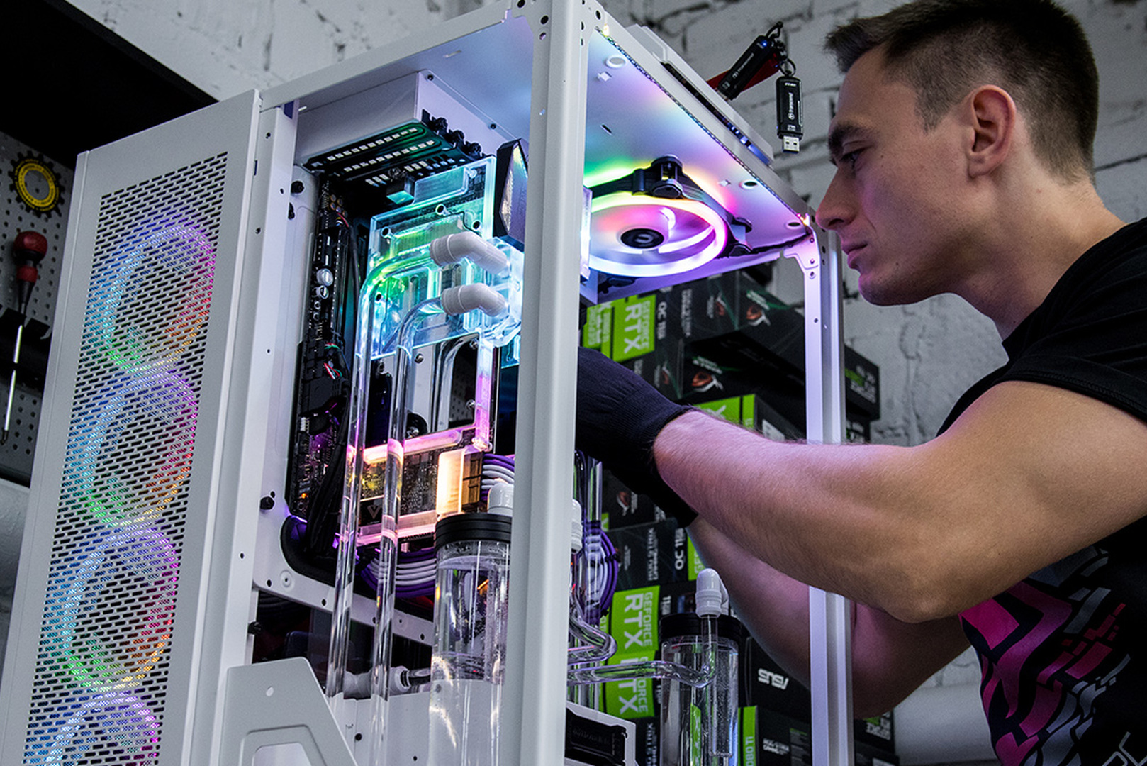Инженер HYPERPC собирает премиальный компьютер с кастомной системой жидкостного охлаждения
