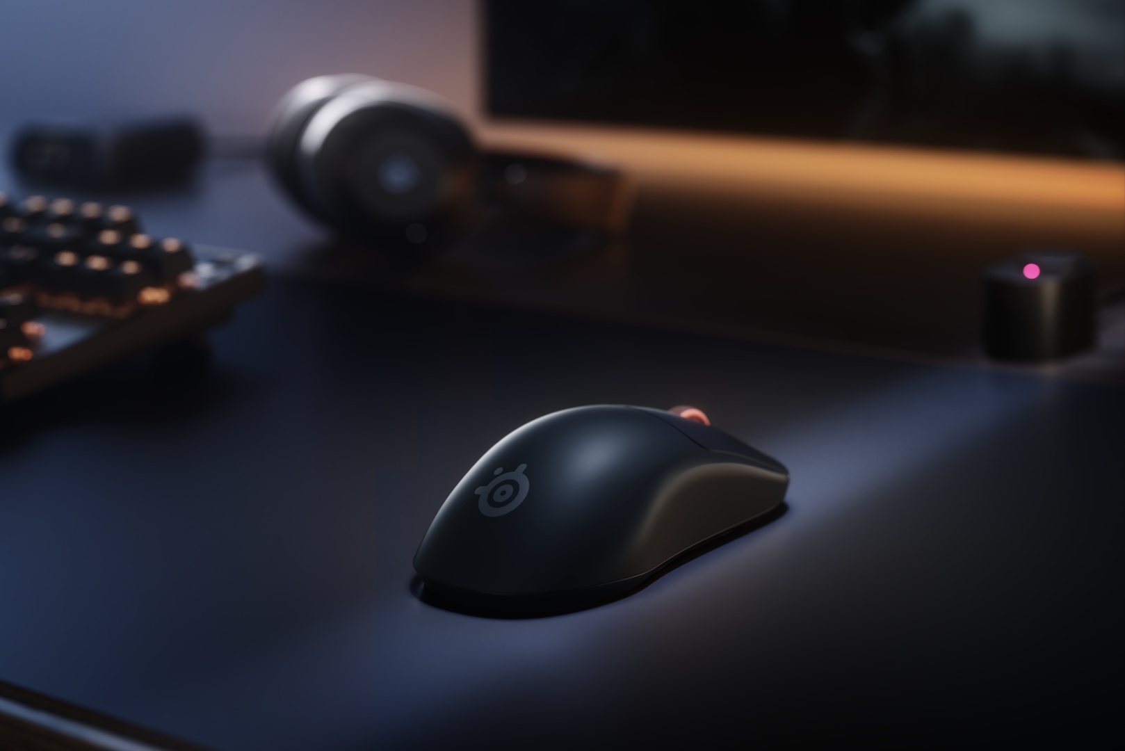 Игровая мышь SteelSeries Sensei Pro рядом с зарядной станцией, которая работает как UWB-приёмник